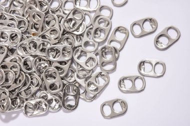 Halkaları kapatın. Alüminyum gazoz veya bira beyaz arkaplanda izole edilebilir..