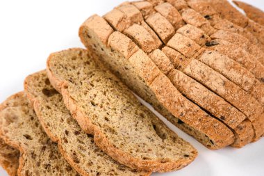 Beyaz arka planda yulaf ezmesi ve hindistan cevizi unundan yapılmış ketojenik ekmek.