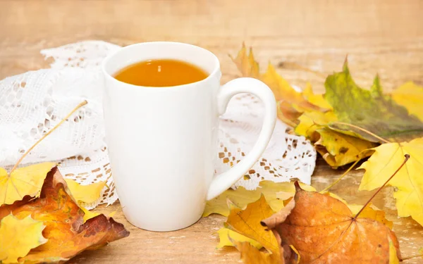 Tasse Tee Mit Herbstblättern — Stockfoto