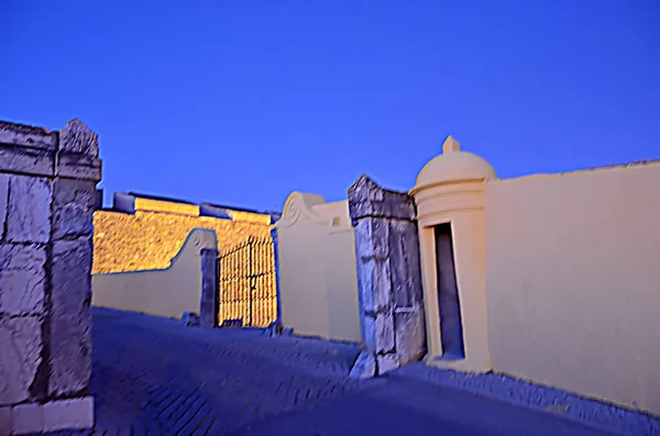 黄昏时分Elvas市的老城堡 — 图库照片