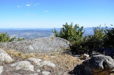 Portekiz 'deki dağlara bak.