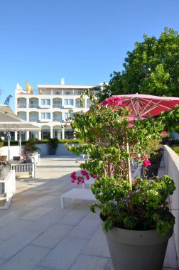 Çiçek saksılarıyla süslenmiş modern bir otelin dışında.