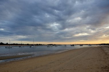 Ria Formosa 'da sahile demir atmış tekneler.