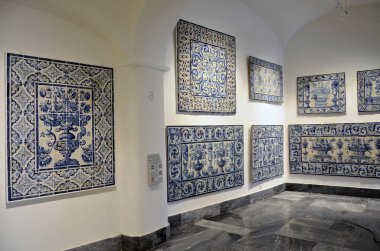 Estremoz Müzesi 'nde eski fayansların sergilenmesi