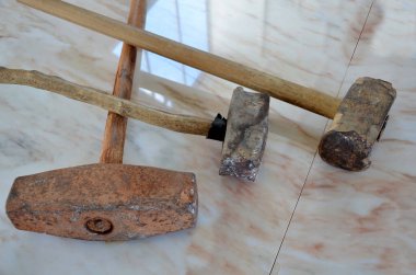 Estremoz mermer müzesindeki eski çekiçler.