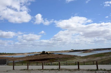 Alqueva rezervuarının üzerindeki manzara