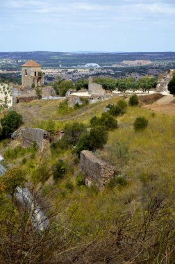 Alentejo 'daki bir ortaçağ kalesinin kalıntıları.
