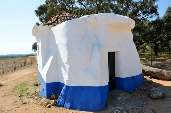 Kaplica Zbudowana Prehistorycznym Dolmen — Zdjęcie stockowe