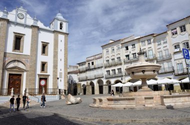 Evora şehrinin ünlü meydanı