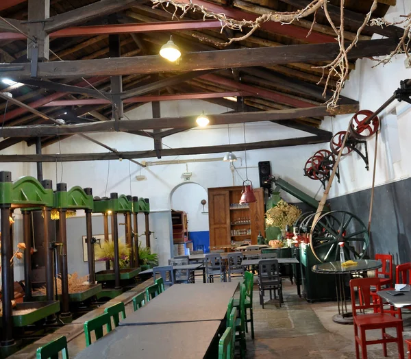 Eski Zeytinyağı Fabrikası Restorana Dönüştü — Stok fotoğraf