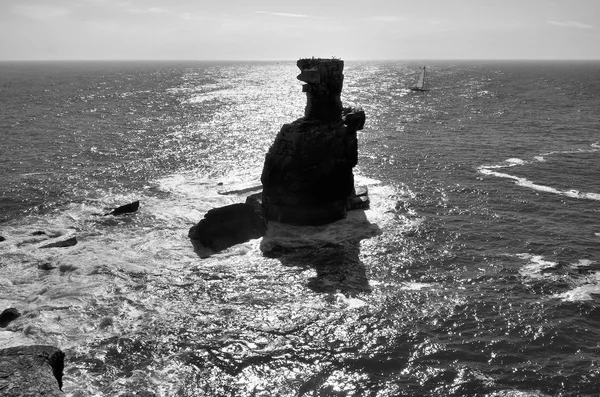 Rocher célèbre près de la ville de Peniche au Portugal — Photo