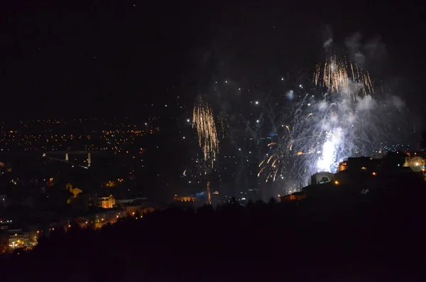 Fuegos artificiales sobre la ciudad de Oporto — Foto de Stock