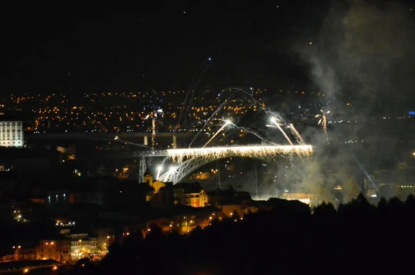 Fuegos artificiales sobre la ciudad de Oporto — Foto de Stock