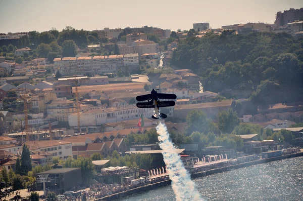 Uçak stunts yapıyor ve duman bırakarak — Stok fotoğraf