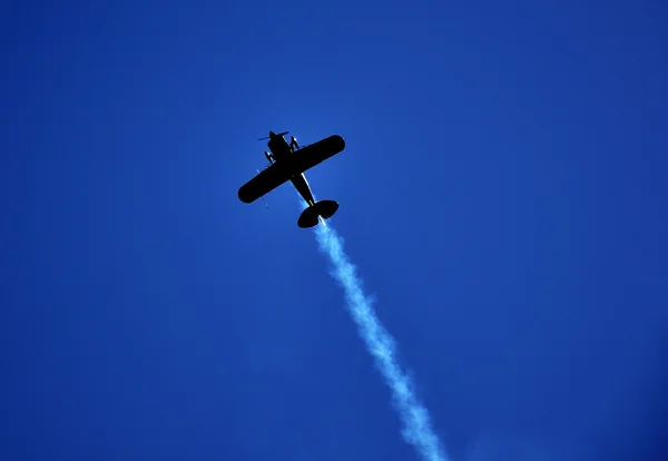 Avion faisant des cascades et larguant de la fumée — Photo