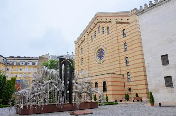 El árbol de la vida y la sinagoga Imagen de archivo