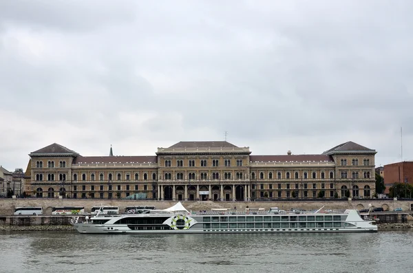 Palácio e barco de cruzeiro no rio Danúbio — Fotografia de Stock
