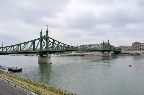 Puente sobre el río Danubio Fotos De Stock Sin Royalties Gratis