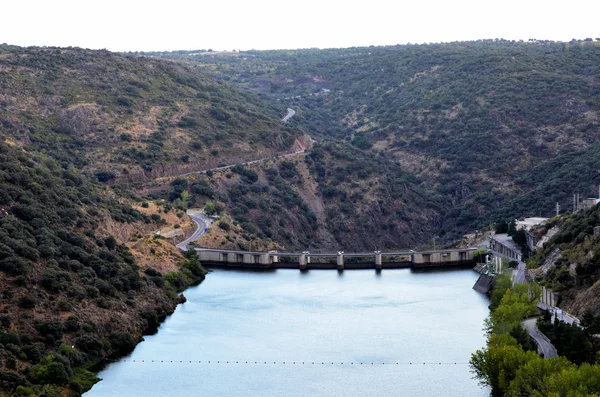 Dam on the mountains course of the Douro river — Stock Photo, Image