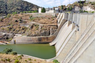 Douro nehrinin dağlar sahası baraj