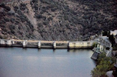 Douro Nehri üzerinde akşam Barajı