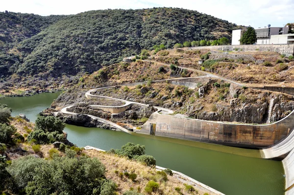 Barrage sur la rivière Douro dans la soirée — Photo