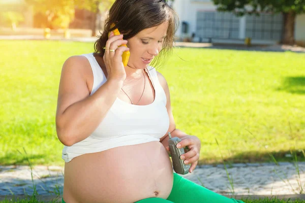 Eine Schöne Junge Schwangere Hispanische Frau Die Handy Mit Ihrem — Stockfoto