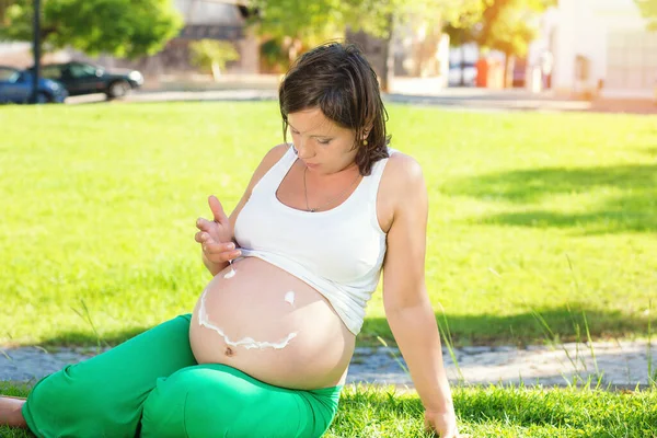 Ventre Femme Enceinte Heureuse Avec Crème Forme Visage Avec Sourire — Photo