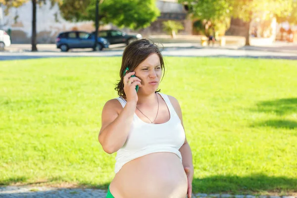 Tiro Uma Mulher Grávida Com Raiva Falando Com Telefone Inteligente — Fotografia de Stock