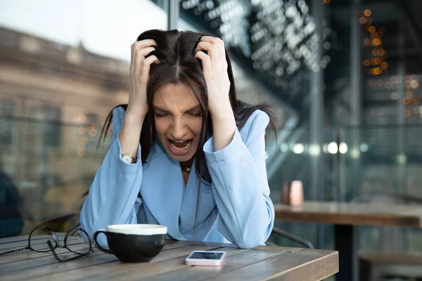 Primer Plano Retrato Estresado Mujer Frustrada Gritando Tener Temperamento Rabieta —  Fotos de Stock