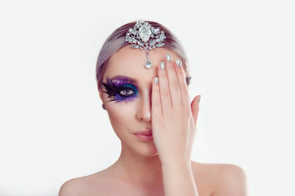 Hermosa Belleza Mujer Con Ojos Azules Púrpura Artístico Maquillaje Pluma — Foto de Stock