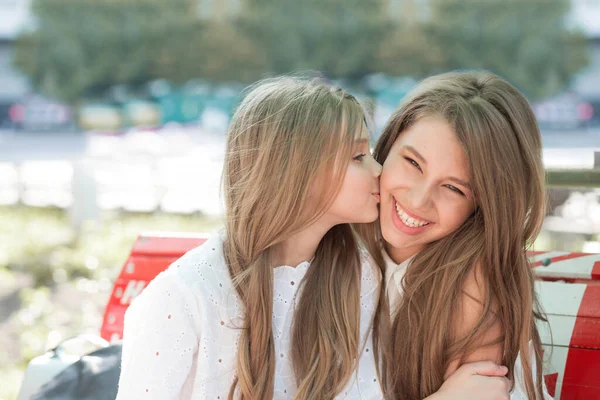 Baiser une adolescente chaude Baiser une adolescente chaude