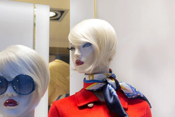Close Portret Van Een Blonde Etalagepop Rode Jas Blauwe Witte — Stockfoto