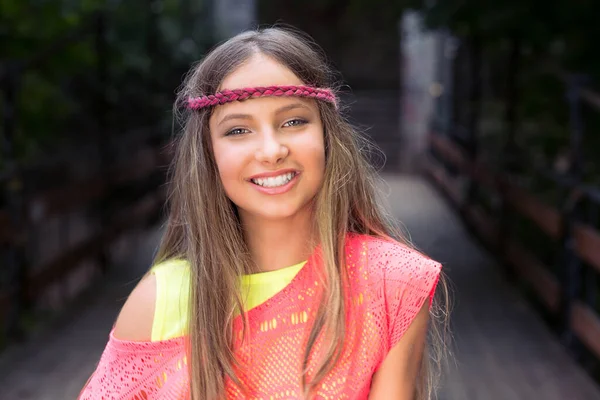 Hipster Chica Adolescente Sonriendo Mirándote Cámara Aislada Aire Libre Parque — Foto de Stock