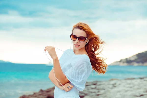 Sonriendo Hermosa Mujer Joven Pensativa Disfrutando Sus Vacaciones Verano Playa — Foto de Stock