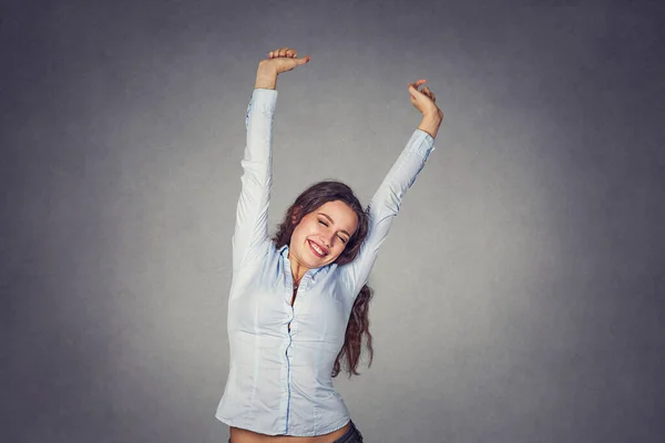 Χαρούμενη Χαμογελαστή Νεαρή Γυναίκα Που Τεντώνει Χέρια Της Φορώντας Επίσημο — Φωτογραφία Αρχείου