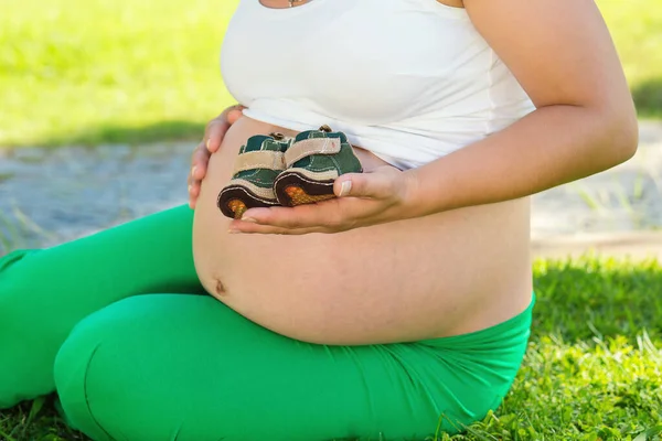 Femme Enceinte Méconnaissable Touchant Son Ventre Ventre Jouant Avec Des — Photo