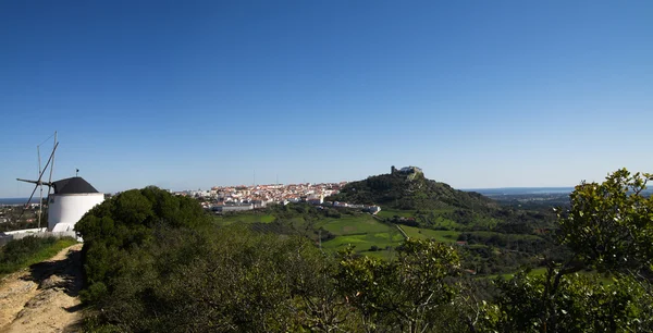 Panorama větrný mlýn a Palmela pod modrou oblohou. Portugalsko — Stock fotografie