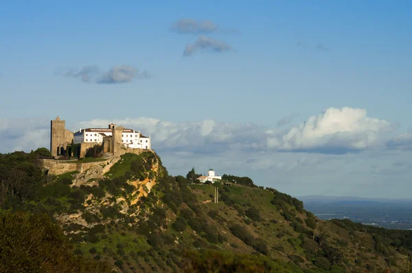 Palmela kasteel op de top van de heuvel, onder de blauwe hemel. Portugal — Stockfoto