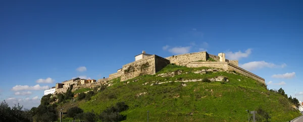 Castello di Palmela visto dal basso, sotto il cielo blu. Portogallo — Foto Stock