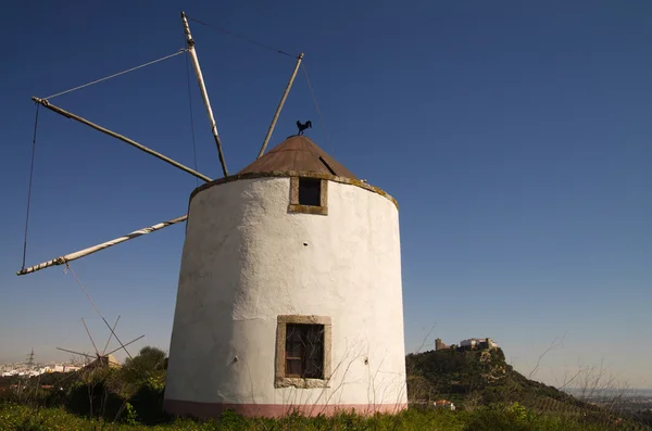 Moulin à vent contre château de Palmela — Photo