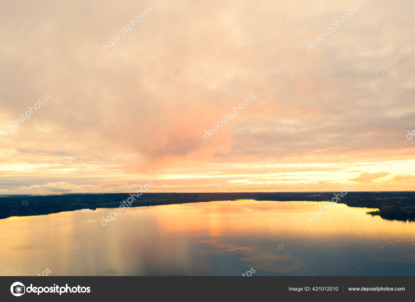 森と湖の上に空中の景色の夕日 ドローンからの眺め 空中の景色の雲 雲の質感 上からの眺め ストック写真 C Bigtunaonline 森と湖の上に空中の景色の夕日 ドローンからの眺め 空中の景色の雲 雲の質感 上からの眺め ストック写真 C Bigtunaonline