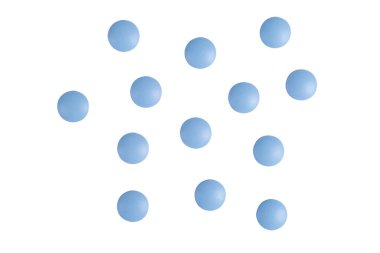 Beyaz arka planda izole edilmiş yuvarlak mavi ilaç tabletleri yığını. İlaç hapları ve tabletler kırpma yolu ile beyaz arkaplanda izole