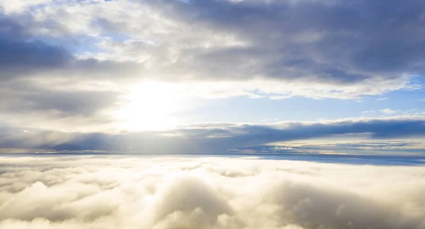 空中看蓝天白云 从无人机上看到的空中景观云彩纹理背景 云彩的结构 从上面看全景云彩背景 — 图库照片