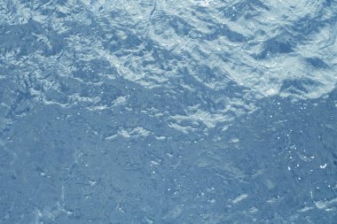 Kristal berrak deniz suyunun havadan görünüşü. Doğal mavi arkaplandan üst görünüm. Mavi su yansıması. Mavi okyanus dalgası. Yaz denizi. Drone. Üst görünüm