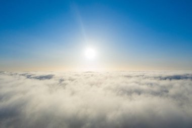 Mavi gökyüzünde hava manzaralı beyaz bulutlar. İnsansız hava aracı görüntüsü. Üst hava manzarası bulutlu. Bulutların dokusu. Yukarıdan bak. Panorama bulutları