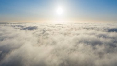 Mavi gökyüzünde hava manzaralı beyaz bulutlar. İnsansız hava aracı görüntüsü. Üst hava manzarası bulutlu. Bulutların dokusu. Yukarıdan bak. Panorama bulutları