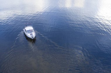Okyanusta teknede hava manzaralı balıkçı. Balıkçı teknesiyle güzel bir deniz manzarası. Balıkçıyla hava manzaralı balıkçı teknesi. Okyanus suyu dalgası yansımaları. Okyanusta motorlu tekne.