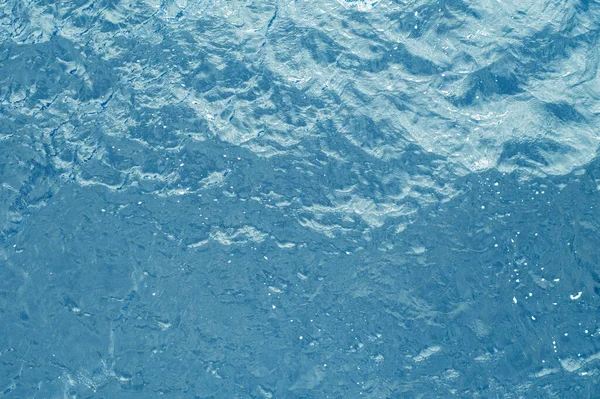 水晶般清澈的海水质感 从天蓝色背景上方俯瞰 蓝色的水反射 蓝色的海浪夏天的海无人机 顶部视图 — 图库照片