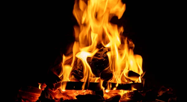 나무가 뜨거운 벽난로 불꽃은 통나무의 질감을 태우는 것이다 불이꺼진다 — 스톡 사진
